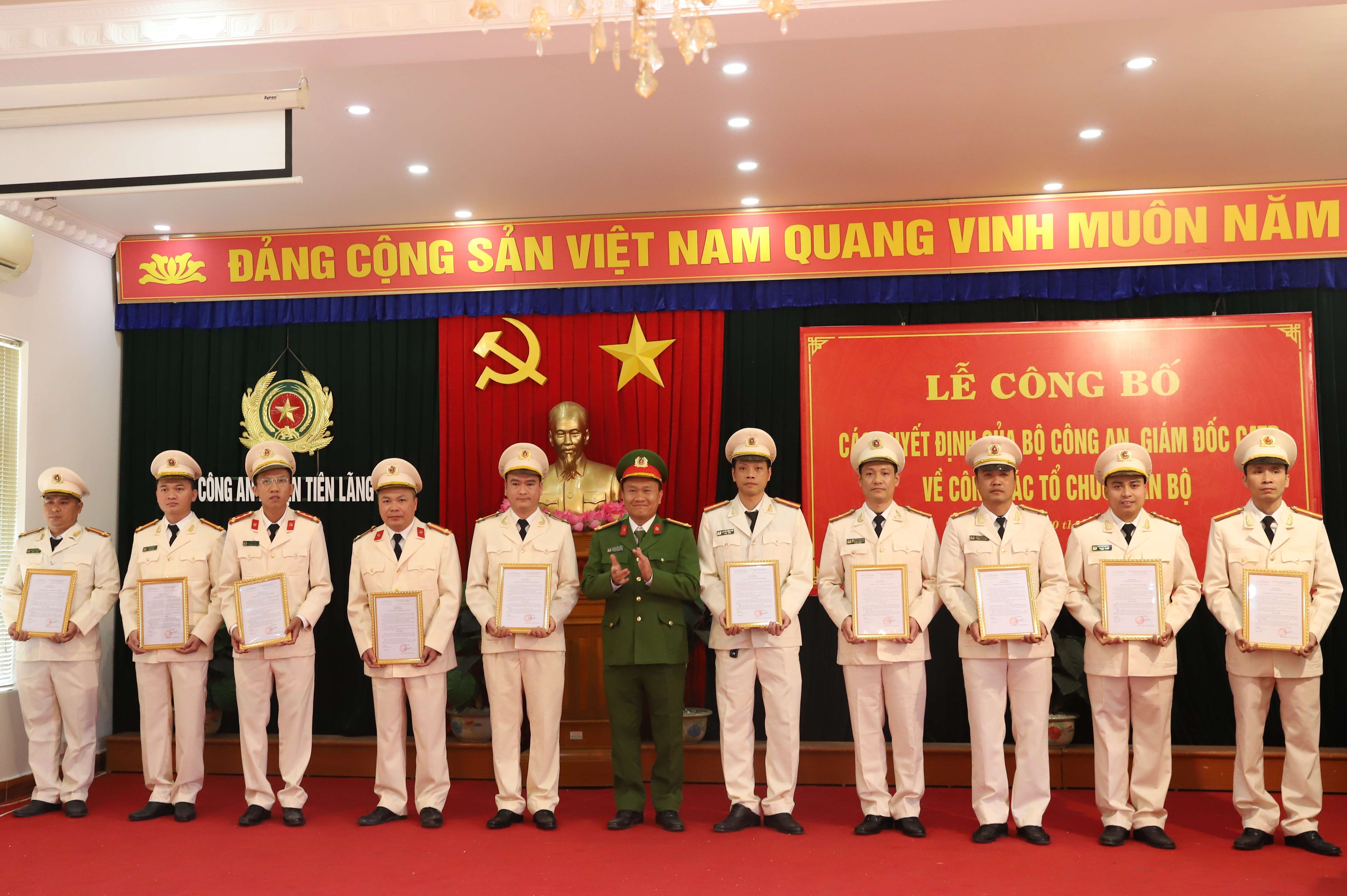 Công bố các Quyết định về công tác cán bộ thuộc Công an huyện Tiên Lãng